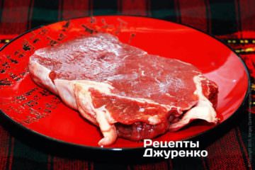 Лучше всего для блюда подойдет нежирная лопатка.