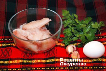 Рыбное филе, зелень и яйцо для тефтелей.