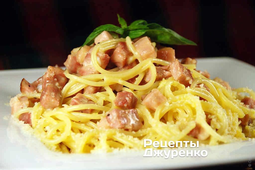 Спагетти с сыром и ветчиной в томатном соусе