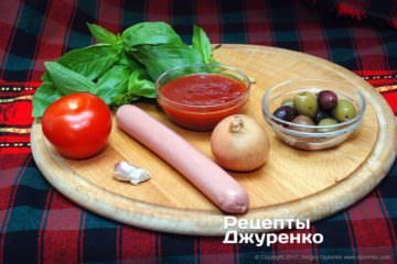 Ингредиенты для пиццы с сосисками.