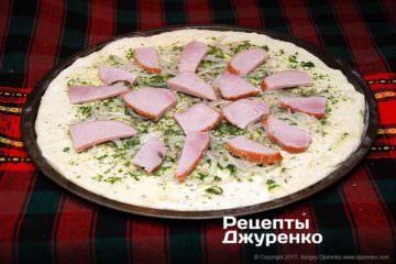 Разложить мясной балык.