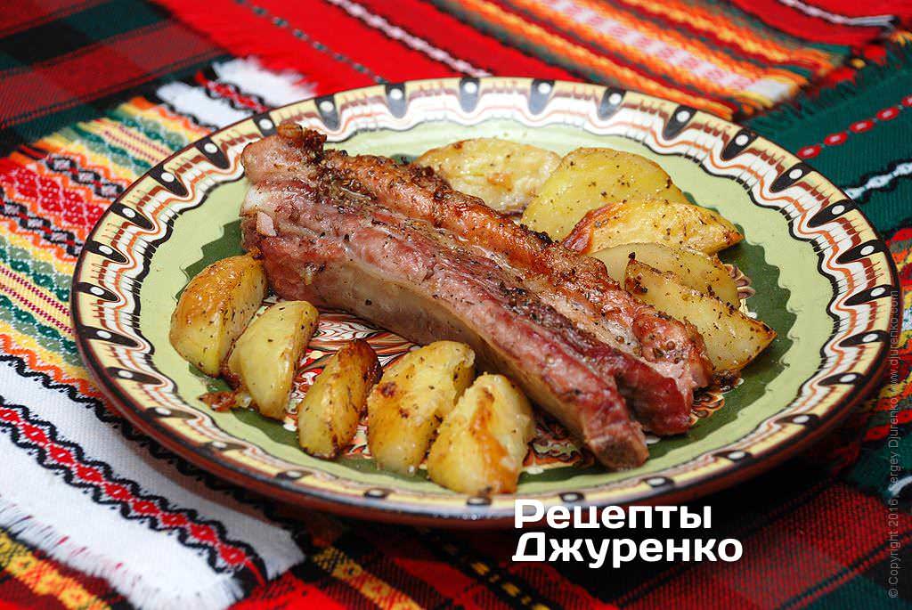 Жаркое из свинины на кости и картофеля с луком и морковью в сотейнике