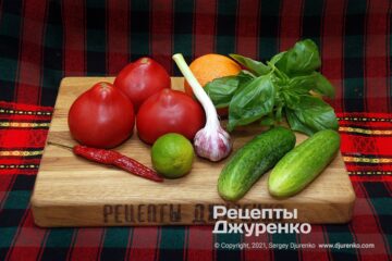 Спелые помидоры, огурцы, чеснок и чили, немного базилика и цитрусовых.