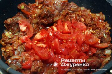 Помидоры нарезать и добавить к мясу.